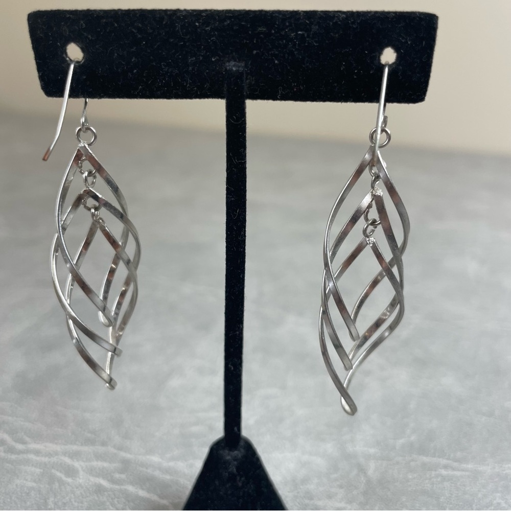 Chic Silver Swirl Earrings - Picture 3 of 6